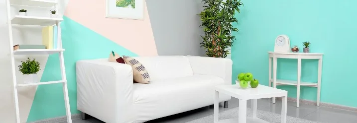 Modernes Wohnzimmer mit farbigen Wänden